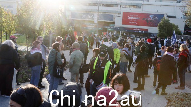 抗议者聚集在周六早上计划举行的抗议活动场地外。图片:David Crosling / 澳大利亚新闻集团