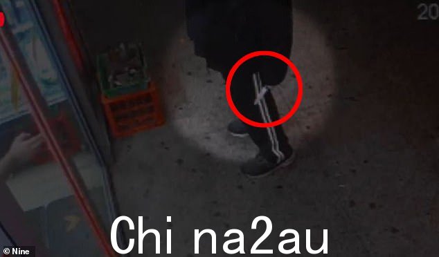 这名72岁的利物浦男子据称手持菜刀(如图)