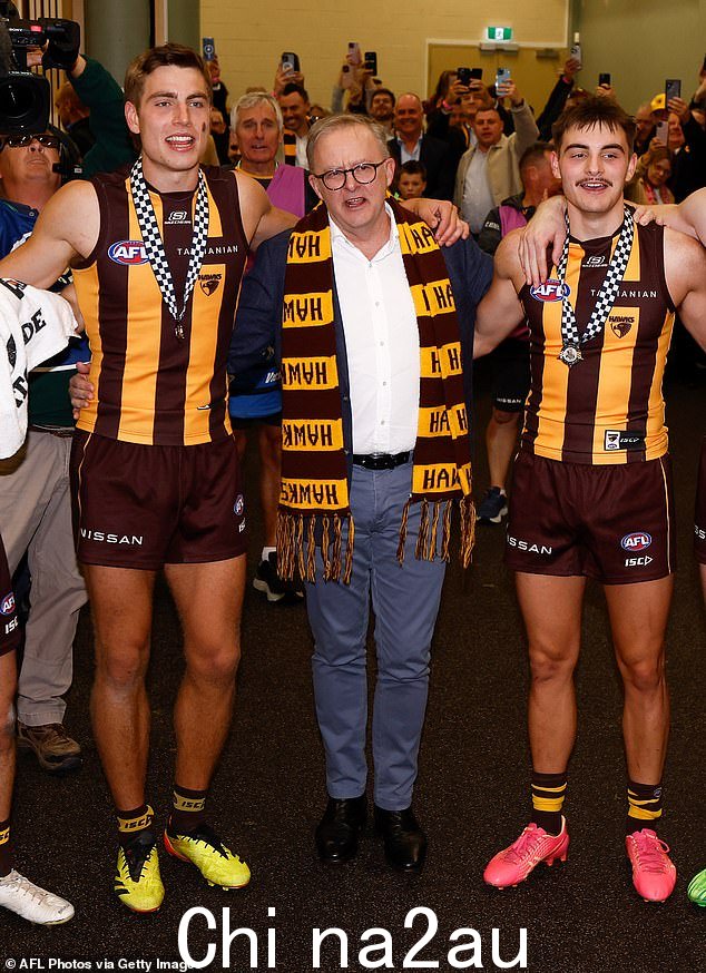 安东尼·艾博内塞上周末在 AFL 俱乐部 Hawthorn 的更衣室中出人意料的亮相而受到批评(如图)