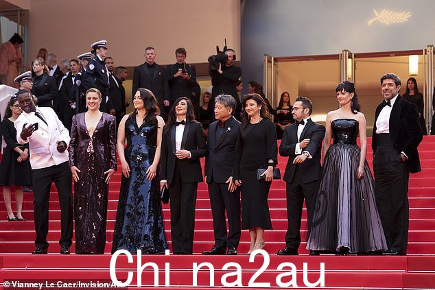 评委会主席 Greta Gerwig(左二)与评委会成员 Omar Sy(左起)、Lily Gladstone、Nadine Labaki、Kore-eda Hirokazu、Ebru Ceylan、J.A. 合影。 Bayona、Eva Green 和 Pierfrancesco Favino 在开幕式上