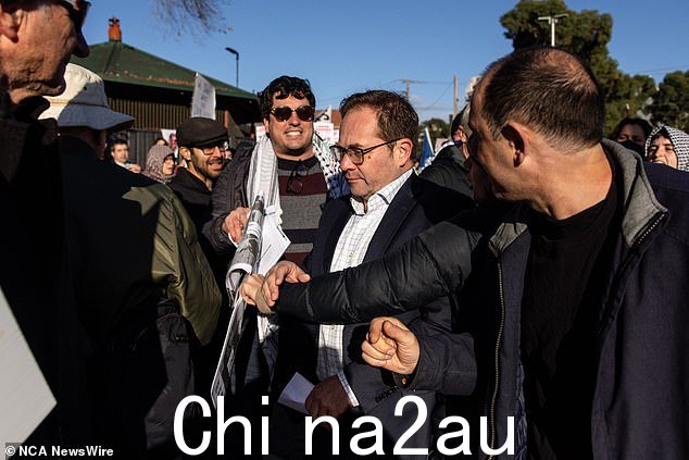 参加工党会议的人们在穆尼谷赛马场外走过亲巴勒斯坦集会时被推搡