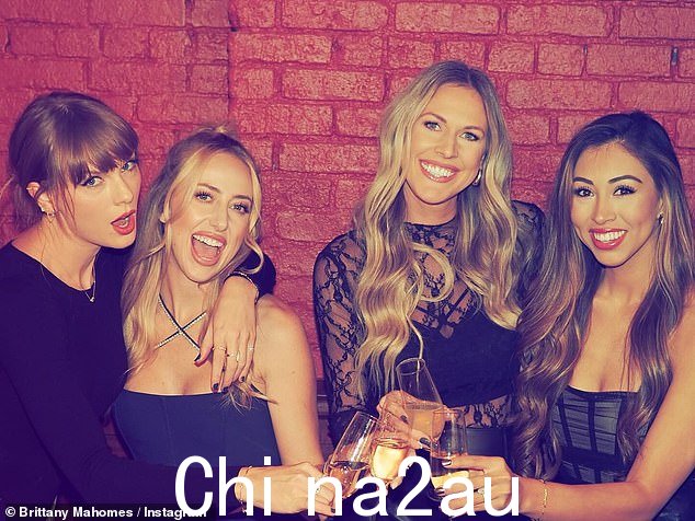 最近,泰勒·斯威夫特 (Taylor Swift) 与堪萨斯城酋长队 WAG 成员布列塔尼·马霍姆斯 (Brittany Mahomes)、林德赛·贝尔 (Lyndsay Bell)、佩奇·布切勒 (Paige Buechele) 和其他八人一起在男友特拉维斯·凯尔斯 (Travis Kelce) 最喜欢的餐厅之一的女孩之夜付了帐单; 11 月可见