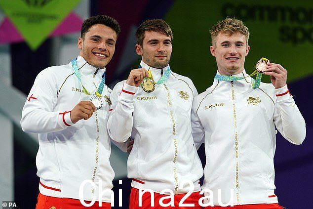 跳水运动员 Jordan Houlden、Daniel Goodfellow 和 Jack Laugher 于 2022 年 8 月在桑德韦尔水上运动中心举行的男子 3 米跳板决赛颁奖典礼上合影