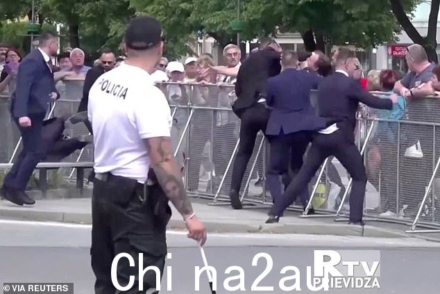 图:斯洛伐克总理罗伯特·菲科的安全团队在周三的枪击事件中拘留了袭击者
