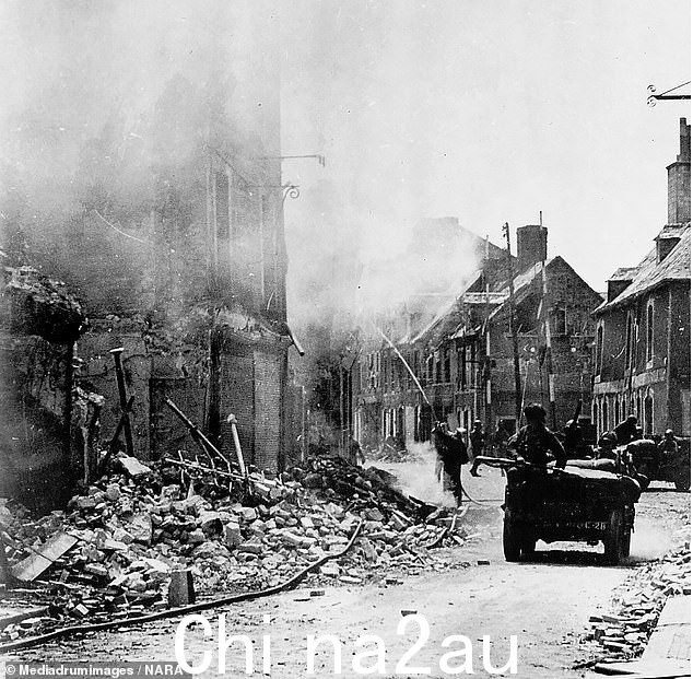 瓦砾和燃烧的房屋,拍摄于 1944 年 6 月,美军成功占领该城镇后不久