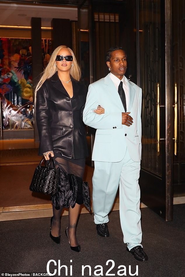 蕾哈娜 (Rihanna) 将别致的黑色西装外套与配套的透明黑色中长连衣裙搭配,展示了她纤细的腰部