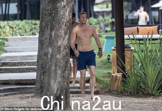 动作男子贝尔·格里尔斯在哥斯达黎加豪华酒店的海滩上