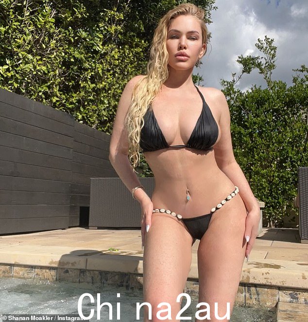 Shanna Moakler 周四在 Instagram 上分享了一张比基尼海报照片。 《花花公子》模特的比基尼为黑色,底部带有普卡贝壳