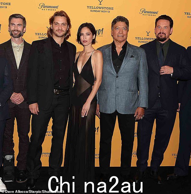 2022 年黄石公园演员阵容;左起:Bentley、Grimes、Kelsey Asbille、Gil Birmingham 和 Cole Hauser