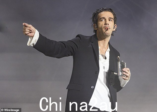 这张专辑似乎还提到了她与 Joe 分手后几周内与 1975 年主唱 Matty Healy(如图)的短暂调情