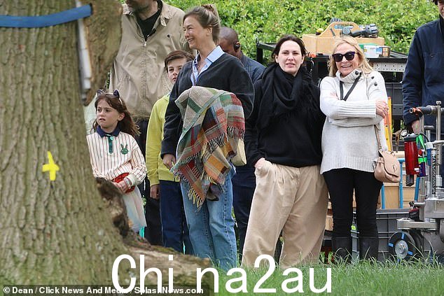 任何人在伦敦北部的汉普斯特德希思 (Hampstead Heath) 人群中经过时,都不会多看这位笑容可掬的中年妇女,但眼尖的观察者却会多看一眼。在新版《布里吉特·琼斯》片场发现海伦·菲尔丁(右)和蕾妮·齐薇格(左)