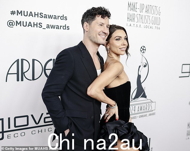 约翰逊提出让她的丈夫 Val Chmerkovskiy 在节目中与凯尔斯的妻子凯莉搭档