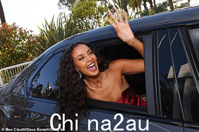 玛雅在进入电影节时精神抖擞地向人们挥手致意vish Vehicle