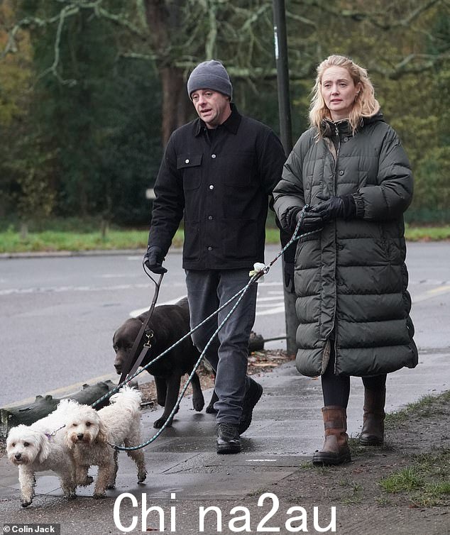 他们现在分享赫尔利的监护权 - 与 Ant、妻子 Anne-Marie Corbett 以及他们的 Maltipoo 狗 Milo 和 Bumble