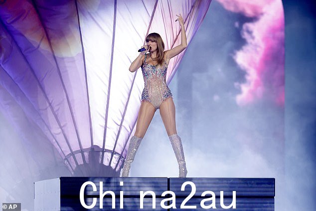 当她在 Friends Arena 演唱她最热门的歌曲时,这位歌手身穿闪亮的 Atelier Versace 定制连体衣,饰有粉色和蓝色珠宝,脚踩 Christian Louboutin 及膝靴,热情地向观众挥手致意