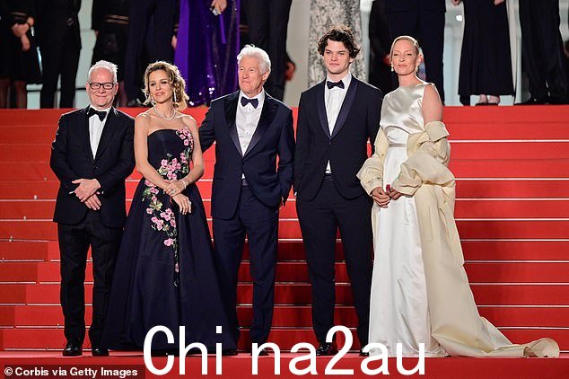 戛纳电影节导演 Thierry Frémaux(最左边)也抓住了与明星合影的机会