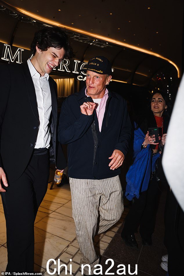 伍迪·哈里森 (Woody Harrelson) 穿着细条纹长裤,打造时尚外观