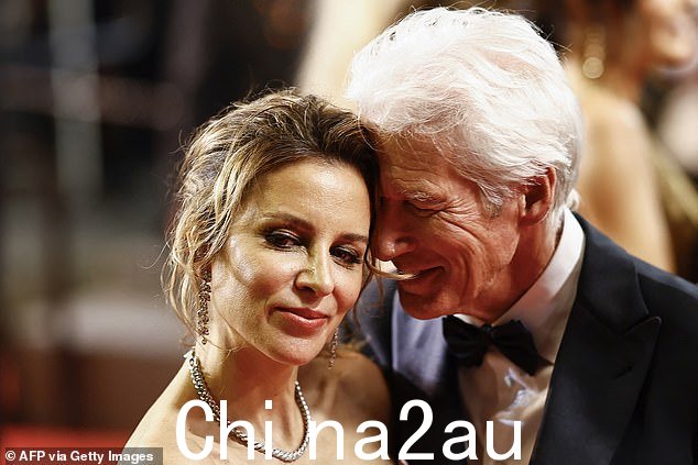 在另一张甜蜜的照片中,可以看到理查德与妻子摆出甜蜜的姿势,庆祝他的最新角色