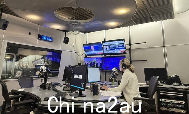 斯图尔特还在她的社交媒体上发布了周五早上在 Sirius XM 工作的照片