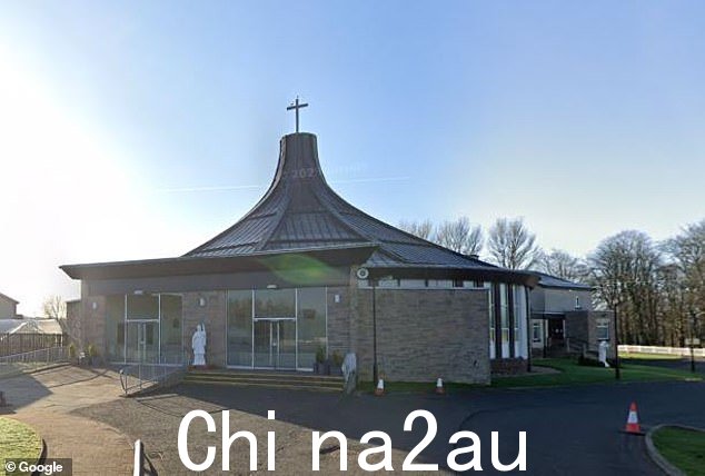位于北拉纳克郡卡芬石窟的圣泽维尔教堂。牧师此后表示,他在对外面的教堂信徒发起恶意攻击后“理解所造成的不安”” class=