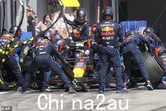红牛车手2024 年 5 月 19 日星期日,荷兰选手马克斯·维斯塔潘 (Max Verstappen) 在意大利伊莫拉迪诺和恩佐·法拉利赛道举行的意大利艾米利亚·罗马涅一级方程式大奖赛期间接受维修站服务。(美联社照片/卢卡·布鲁诺,泳池)