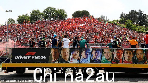 意大利伊莫拉 - 5 月 19 日:2024 年 5 月 19 日在意大利伊莫拉 Autodromo Enzo e Dino Ferrari 赛道举行的艾米利亚-罗马涅 F1 大奖赛前车手游行的全景。 (Peter Fox 拍摄 - Formula 1/Formula 1,来自 Getty Images)