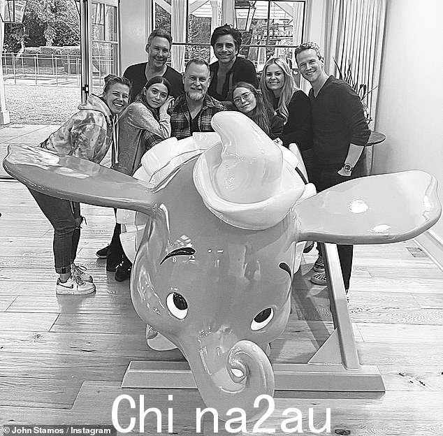约翰·斯塔莫斯 (John Stamos) 在 Instagram 上分享了一张罕见的照片,以纪念他的朋友、已故《总医院》演员、60 岁的鲍勃·萨吉特 (Bob Saget) 分享了《欢乐满屋》演员的黑白照片。其中包括玛丽-凯特·奥尔森 (Mary-Kate Olsen) 和阿什利·奥尔森 (Ashley Olsen) 站在 Stamos 家中的迪士尼小飞象 (Dumbo) 大型雕像后面