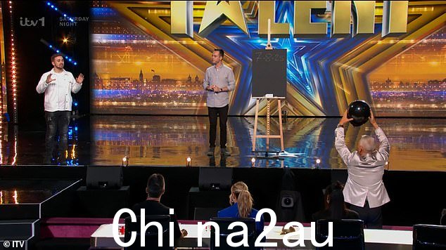 68 岁的布鲁诺被要求摇动气球,杰伊将气球弹出,并出现一张纸条,上面写着 07/08/2025