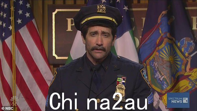 吉伦哈尔在另一部短剧中饰演纽约警察局的一名警官,并在新闻发布会上讨论海滨帝国史蒂夫·布西密 - 他最近在纽约的一次随机袭击中脸部被打了一拳