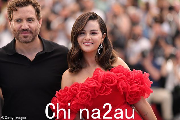 她戴着银色金圈耳环,为造型增添一丝棱角