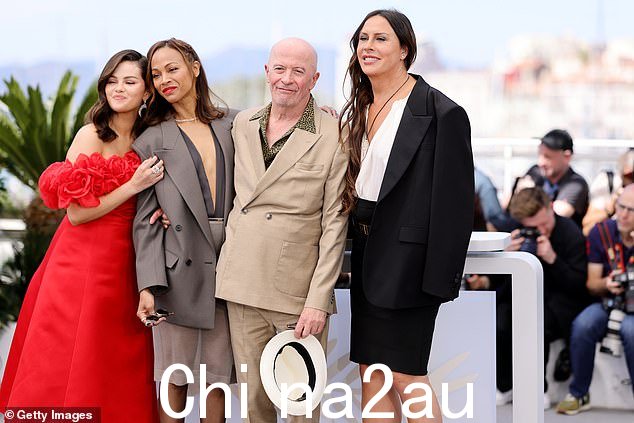 Selena Gomez、Zoe Saldana、Jacques Audiard 和 Karla Sofía Gascón 在拍照中出现
