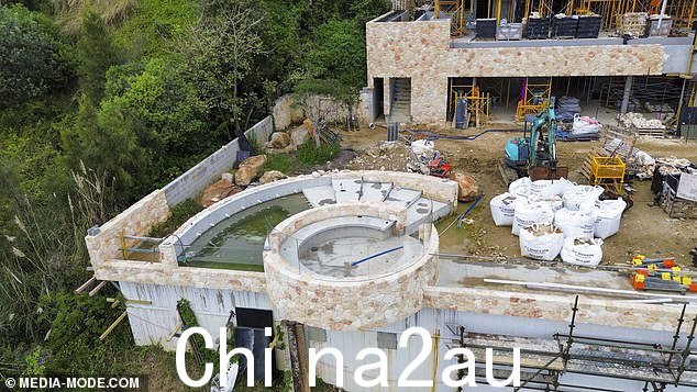 Jen 和她的丈夫 Jake 去年获得了他们的大型住宅的建设许可,位于鲸鱼海滩 (Whale Beach) 以北 40 公里的富裕郊区破土动工。悉尼中央商务区