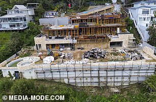 现在,巨大的 J Group Projects 建筑的地基已经初具规模,其大小是两侧房屋的四倍,已经初具规模