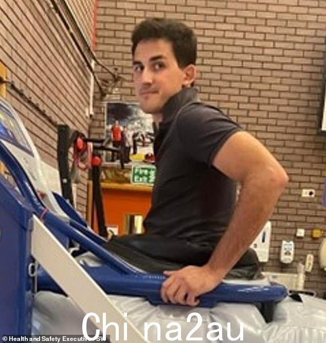 克里斯托弗·罗尔夫 (Christopher Rolfe) 被一列 600 公斤的干草捆压碎后,仅髋部骨折,腿部骨折