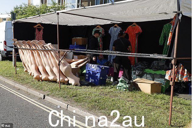 如图:今天早上正在搭建一个服装摊位