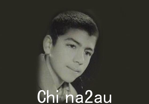 Raisi 于 1960 年 12 月 14 日出生在马什哈德,出生在一个可以追溯到伊斯兰教先知穆罕默德的家庭,他后来戴的黑色头巾就是标志。图为:在这张未注明日期的照片中,Raisi 被视为一个小男孩