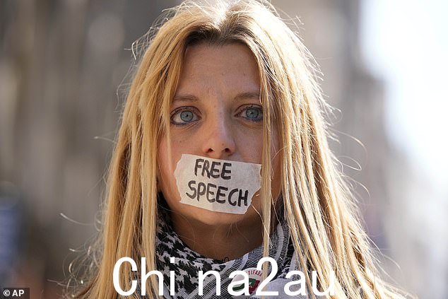照片中一名抗议者今天站在伦敦高等法院外