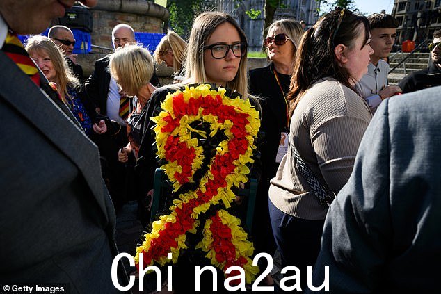 一名妇女手持一束鲜花,颜色为受感染的血液运动