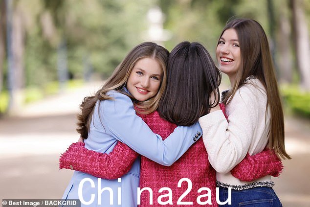 关闭;官方周年纪念套装中还发布了一张莱蒂齐亚王后拥抱女儿的甜蜜照片