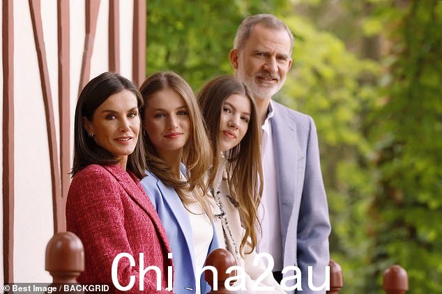 家庭事务:西班牙国王和王后选择将他们的女儿纳入新的官方照片中,以纪念他们结婚 20 周年(左图:国王费利佩六世和王后莱蒂齐亚与王储妃合影莱昂诺尔和索菲亚公主)