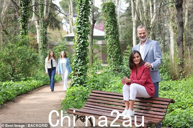 莱蒂齐亚以更具艺术气息的姿势坐在长凳上,丈夫在她身后,远处可以看到这对夫妇的女儿
