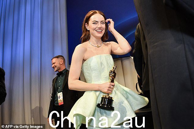 这位女演员 - 因在这位 50 岁导演的一部影片中的出色表现而获得奥斯卡金像奖 - 也将与杰西·普莱蒙一起出演该片,该片改编自 2003 年上映的韩国电影《拯救绿色星球》; 3 月可见