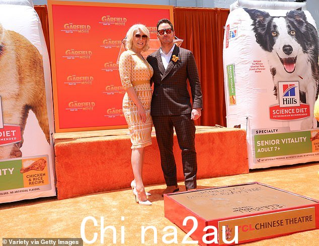 艾美奖获奖女演员与搭档克里斯·帕拉特 (Chris Pratt) 合影,后者也选择了墨镜,但没有选择橙色,而是选择了棕色格子套装,搭配小橙色翻领上的花