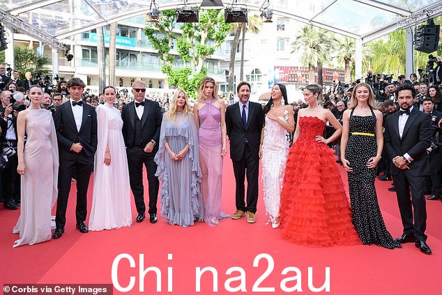 这位广受好评的电影制片人还与《地平线》的一些演员和工作人员合影,如艾拉·亨特、海耶斯·科斯特纳、吉娜·马龙、西耶娜·米勒、阿比·李·克肖、卢克·威尔逊、瓦塞·酋长、Isabelle Fuhrman、Georgia MacPhail 和 Alejandro Edda