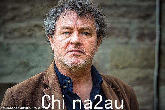 他的妹妹莎拉在 X 上发帖,让粉丝知道他患有主动脉夹层 - 这是一种罕见的疾病,主动脉壁薄弱撕裂