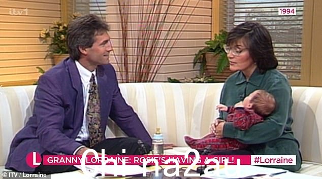 在周一剧集的片段中,播放了 1994 年 Lorraine 和她当时还在襁褓中的女儿 Rosie 与希拉里博士一起在电视上观看的片段 - 两人共享了一个完整的圆圈时刻” class =