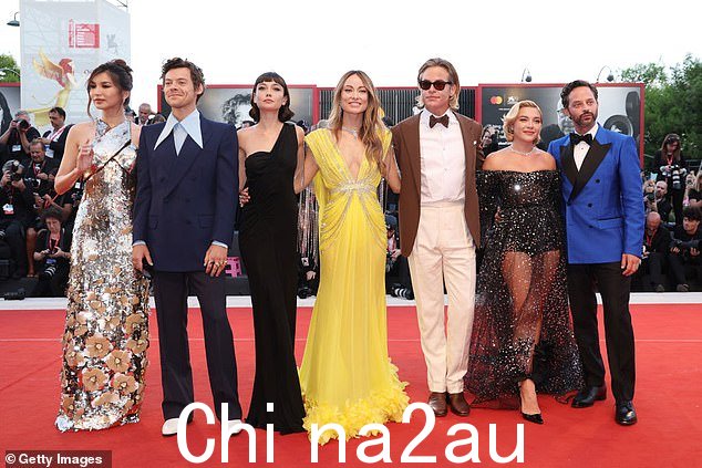 哈利与 40 岁的奥利维亚·王尔德有过一段备受瞩目的恋情,随后又被拖入灾难性的“别担心,亲爱的”新闻巡回赛的马戏团(从左到右)杰玛·陈、哈利、西德尼·钱德勒、奥利维亚、 Chris Pine、Florence Pugh 和 Nick Kroll