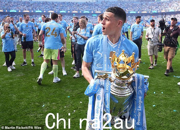 菲尔·福登庆祝与他儿时的俱乐部一起赢得第六个英超冠军
