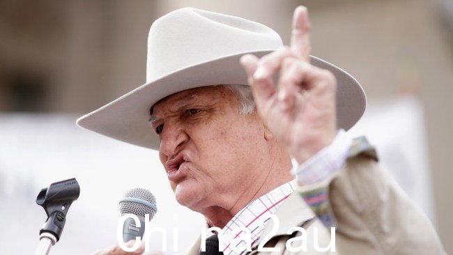 Katter 先生表示,生活在农村和偏远地区的人们“厌倦了”为服务不足而付费,而 Telstra 的借口是“网络需求太多”。图片:提供。
