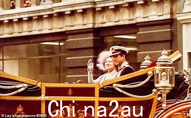 收藏中的圣诞贺卡可以追溯到查尔斯和戴安娜结婚之前 - 例如 1979 年的这个例子,其中查尔斯国王与王太后坐在马车上